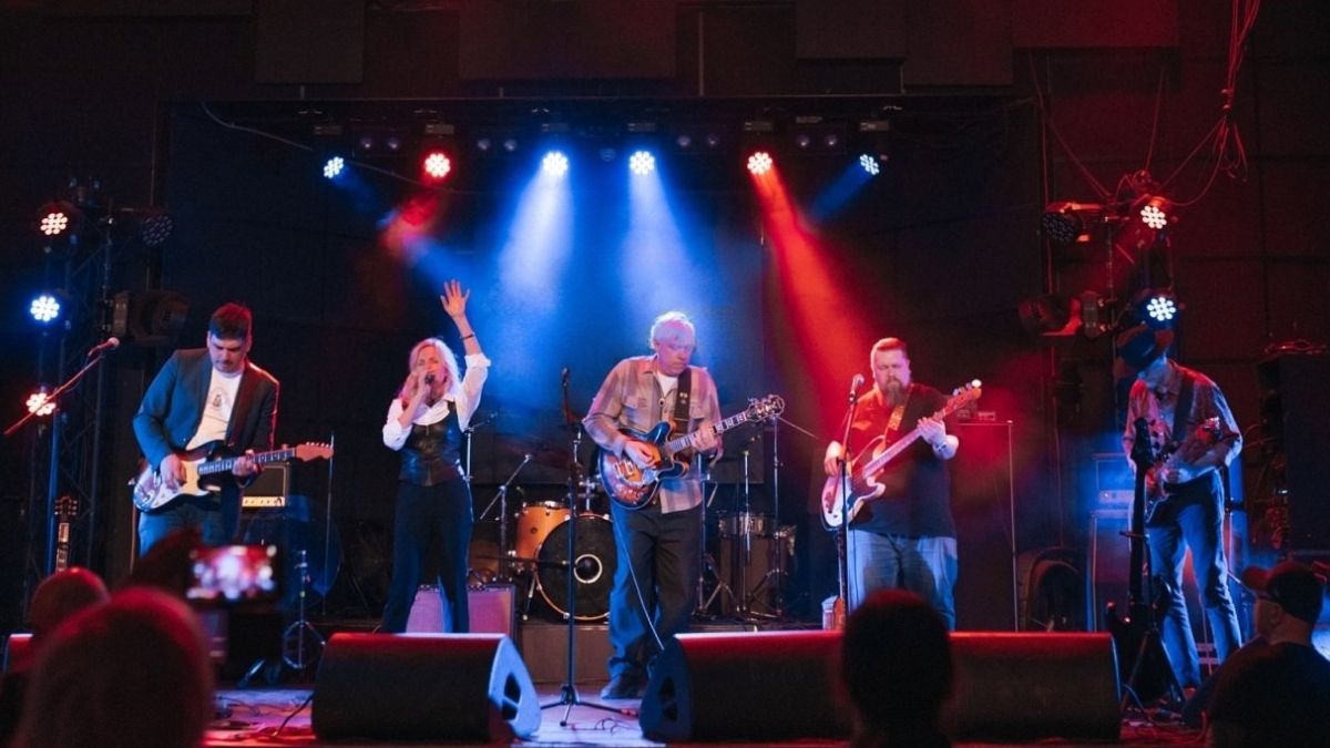Концерт группы Roadhouse Band в ресторане Noisy River