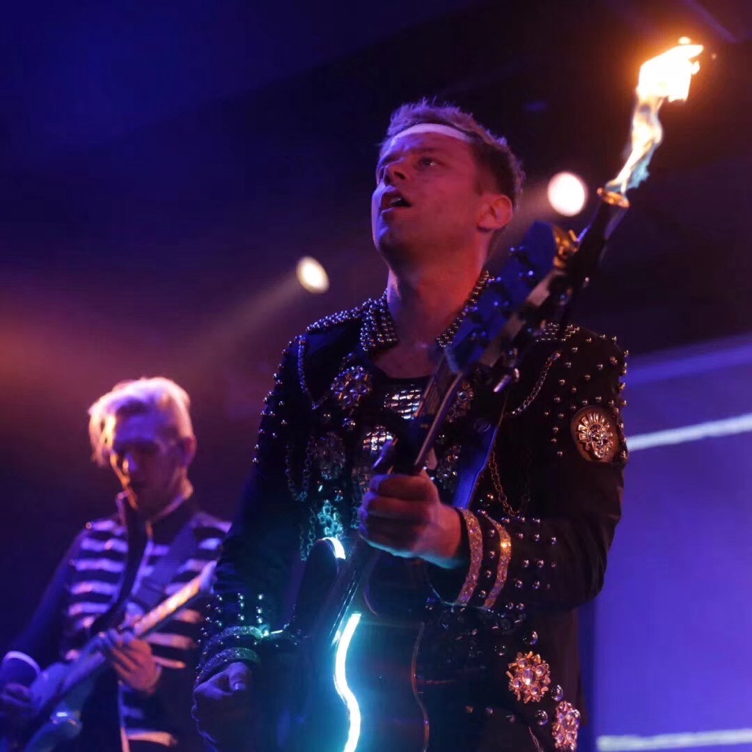 Frederick Delacroix — живой вокал и сценический шоу-эффект в ресторане Noisy River, Санкт-Петербург