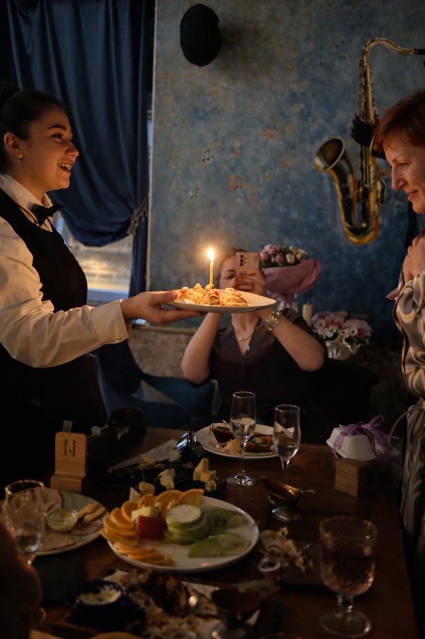 День рождения в ресторане Noisy River — живая музыка, поздравление именинника