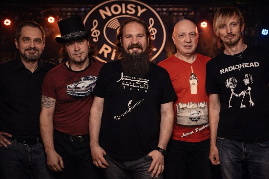 Группа Atomic Jam Band на сцене ресторана Noisy River в Санкт-Петербурге, живая музыка