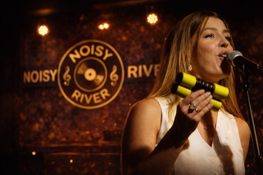 Вокалистка Caribbean Mix на сцене ресторана Noisy River в Санкт-Петербурге, живая музыка
