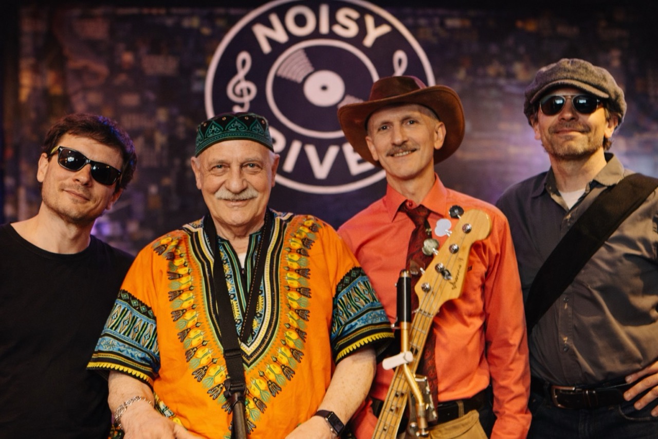 Группа Forrest Gump и Дядя Миша на сцене ресторана Noisy River в Санкт-Петербурге, живая музыка