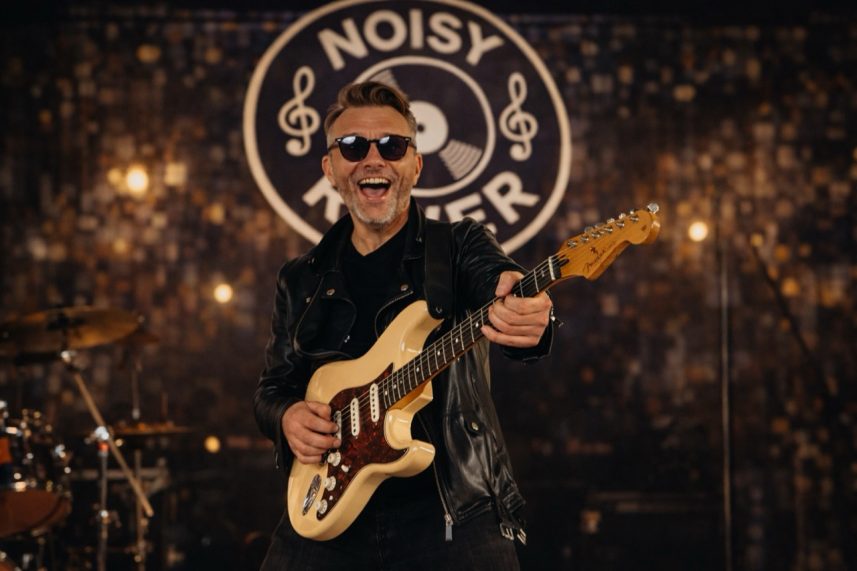 Гитарист группы The Jet’s на сцене ресторана Noisy River в Санкт-Петербурге, живая музыка