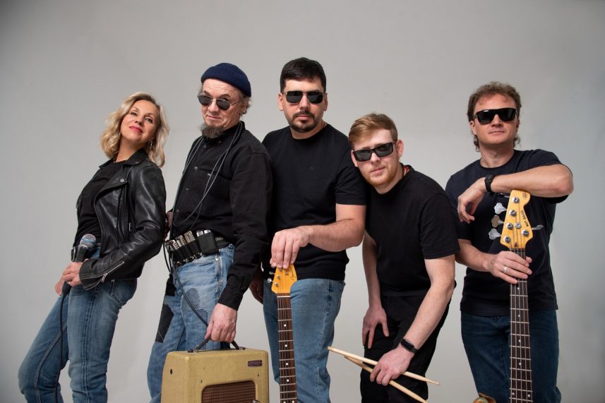 Группа Roadhouse на концерте в ресторане Noisy River, Санкт-Петербург, с видом на реку Фонтанку